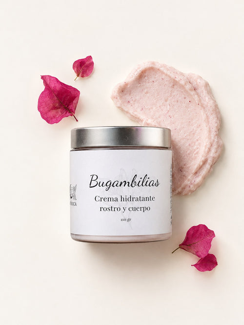 Tarro de crema hidratante de bugambilias para rostro y cuerpo, con textura rosada y pétalos de bugambilia