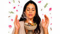 Curso de limpieza energética con fuego, plantas y palabras: mujer con un cuenco de hierbas humeante entre las manos