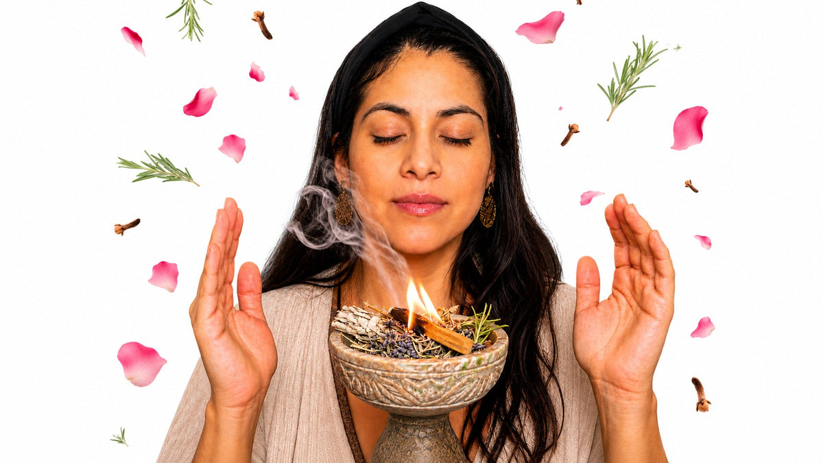 Curso de limpieza energética con fuego, plantas y palabras: mujer con un cuenco de hierbas humeante entre las manos