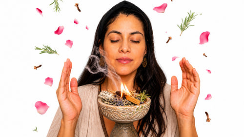 Curso de limpieza energética con fuego, plantas y palabras: mujer con un cuenco de hierbas humeante entre las manos