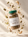 Frasco de praliné de proteína vegetal de 300 gr, rodeado de nueces, semillas y especias en el aire