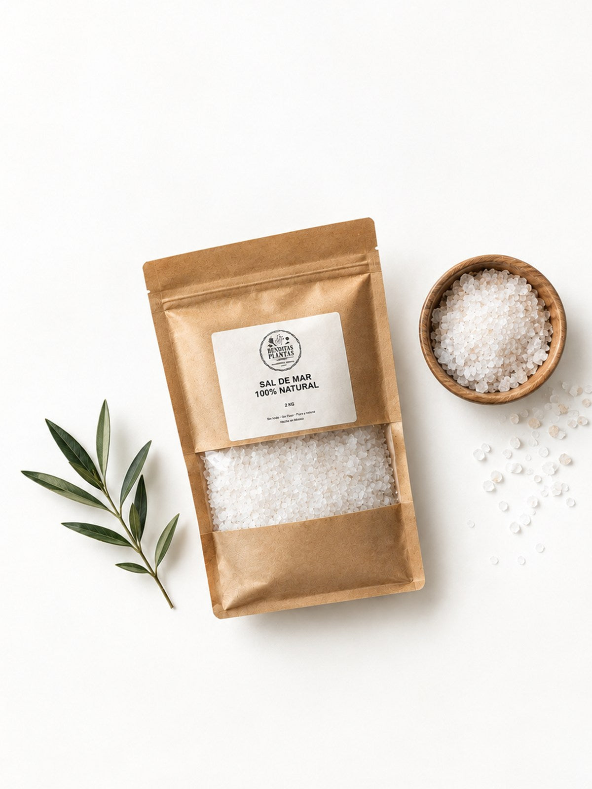 Bolsa kraft de sal de mar 100% natural sin yodo ni flúor, con un tazón de sal y una rama de olivo